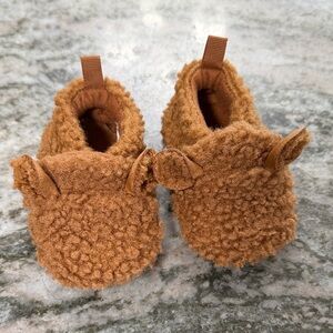 Old Navy 0-3 months - teddy slippers unisex